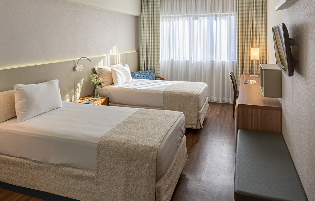 Quarto com duas camas de solteiro do Bourbon Convention Hotel Santos